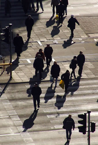 människor på övergångsställe Bild: Människor som går över ett övergångsställe.